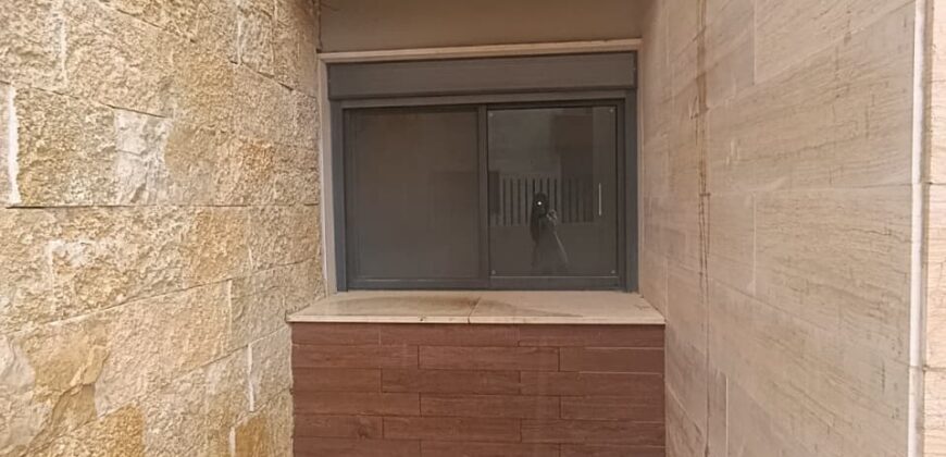 For Sale: Apartment in Ain Saade