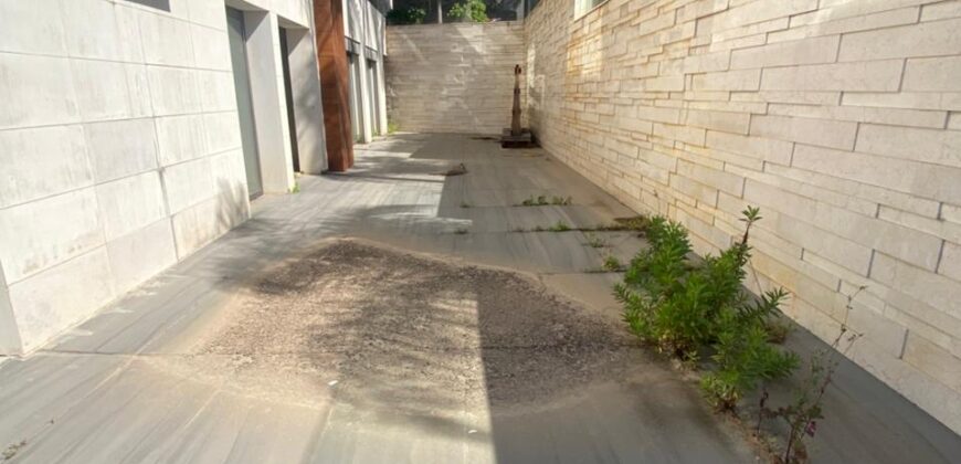 For Sale: Apartment in Mtayleb