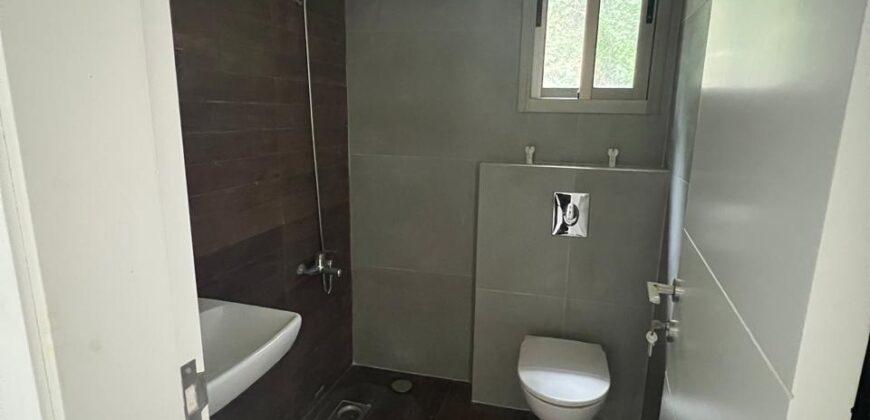 For Sale: Apartment in Ain Saadeh