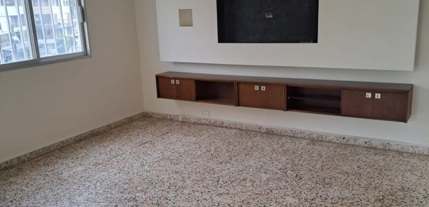 For Sale: Apartment in Dekweneh
