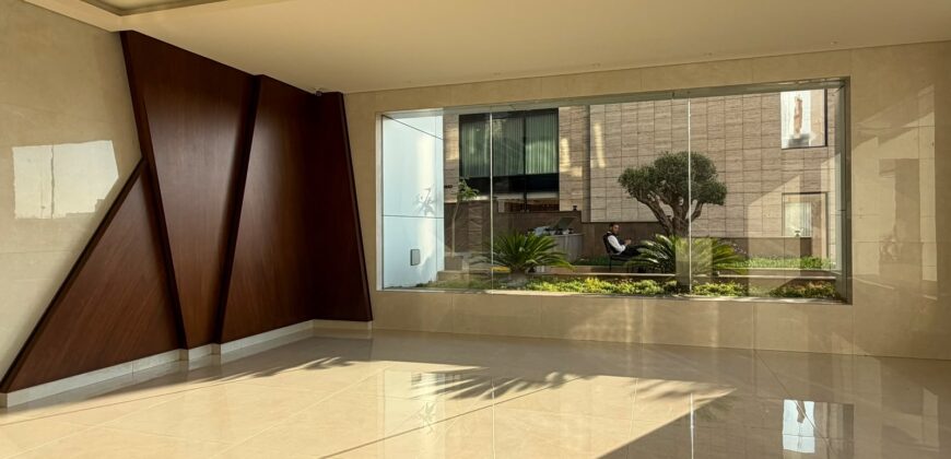 For Sale: Apartment in Achrafieh