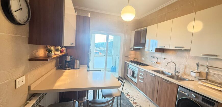 For Sale: Apartment in Ain Saade