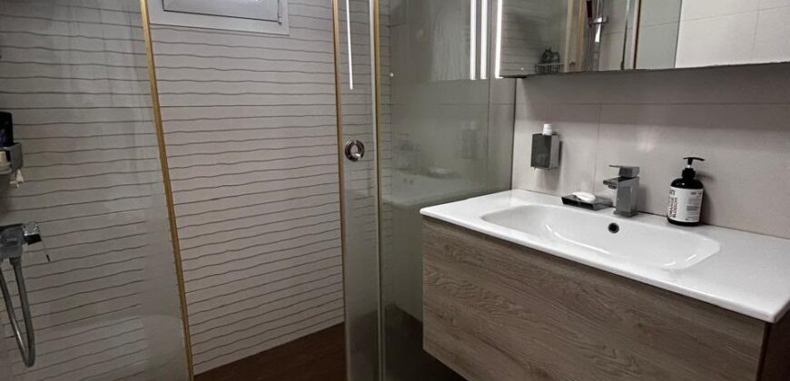For Sale: Apartment in Ain Saade