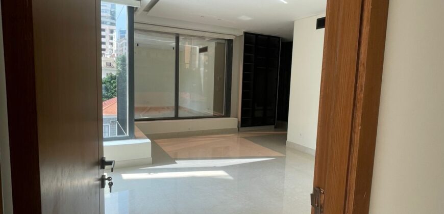 For Sale: Apartment in Ain El Mreisseh