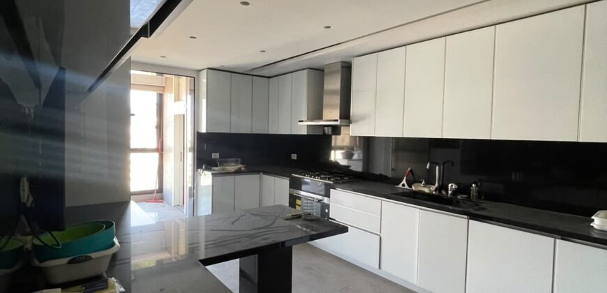 For Sale: Apartment in Ain El Tineh