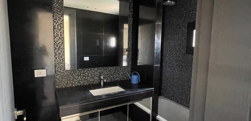For Sale: Apartment in Ain El Tineh