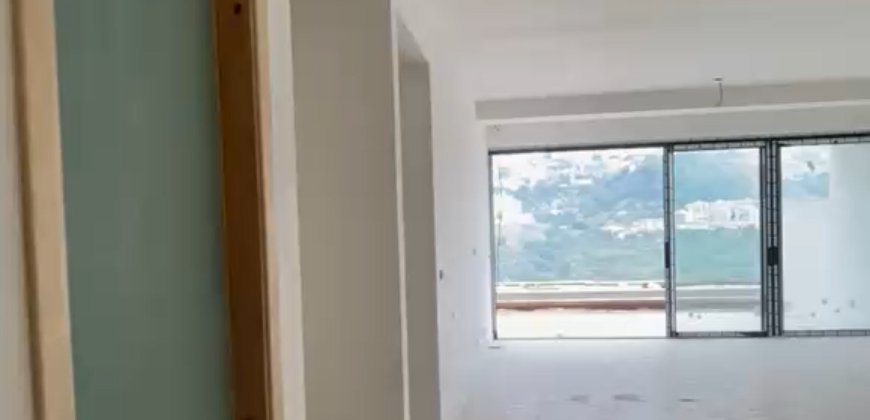 For Sale: Apartment in Hazmieh