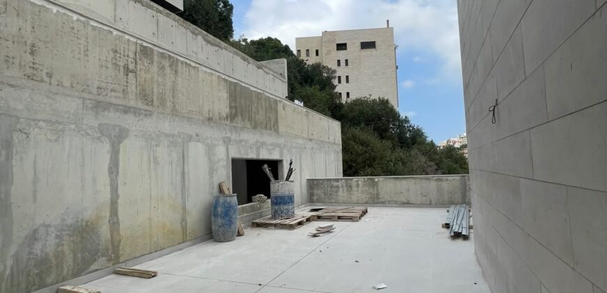 For Sale: Apartment in Hazmieh